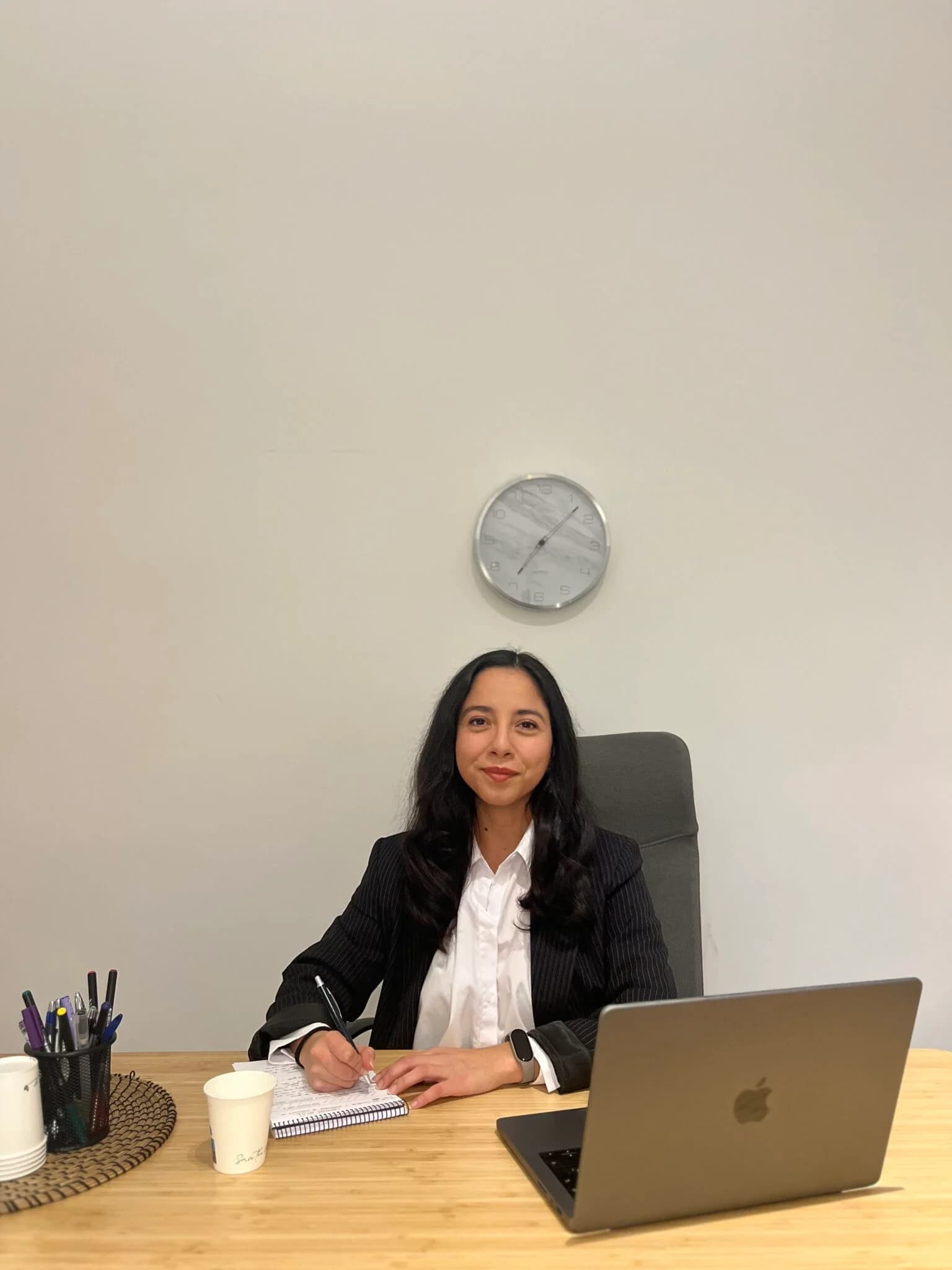 Josselyn Sevilla Martínez en su despacho de Moiras.