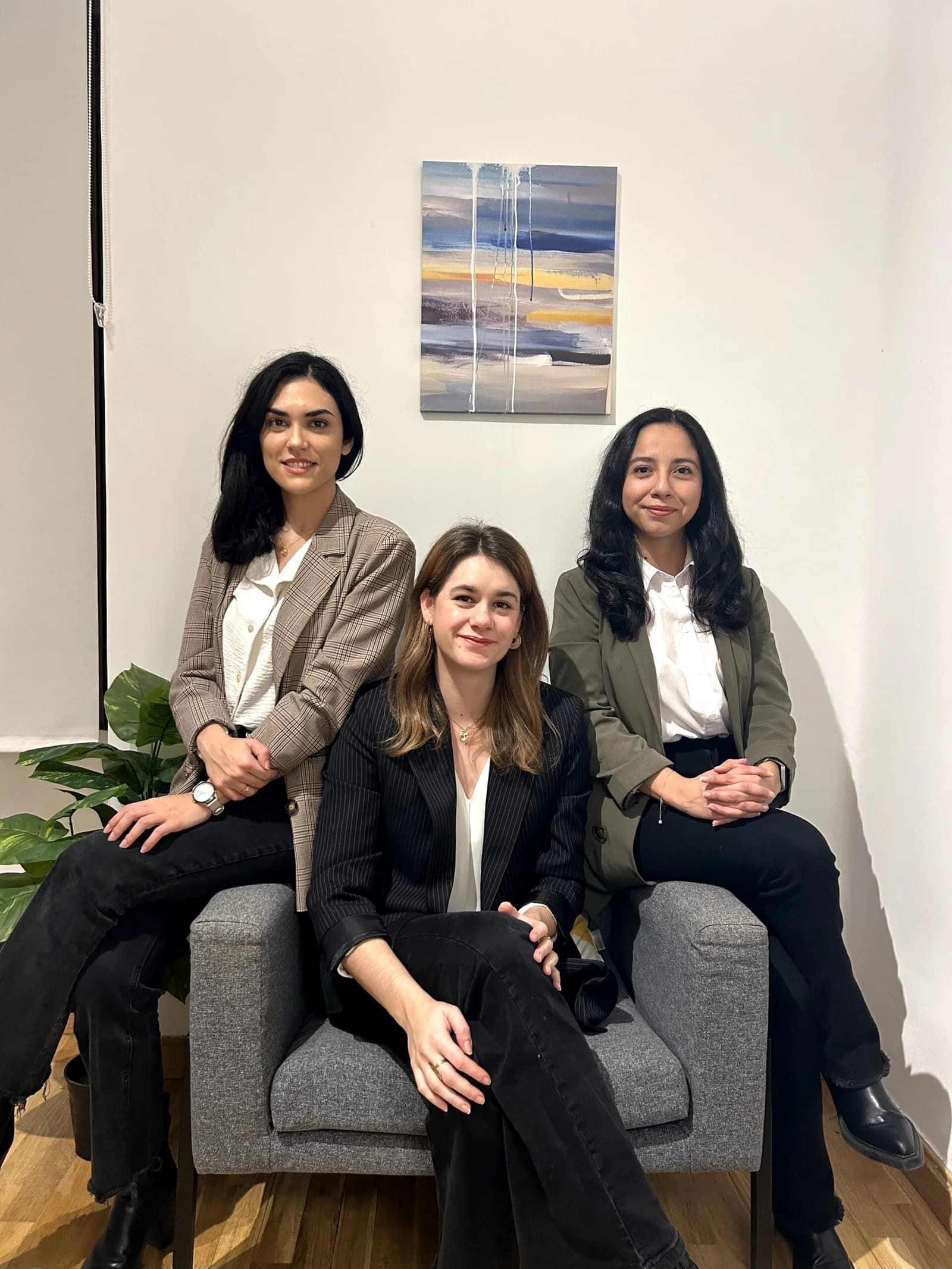 Las tres psicólogas de Moiras, sentadas juntas en la consulta.